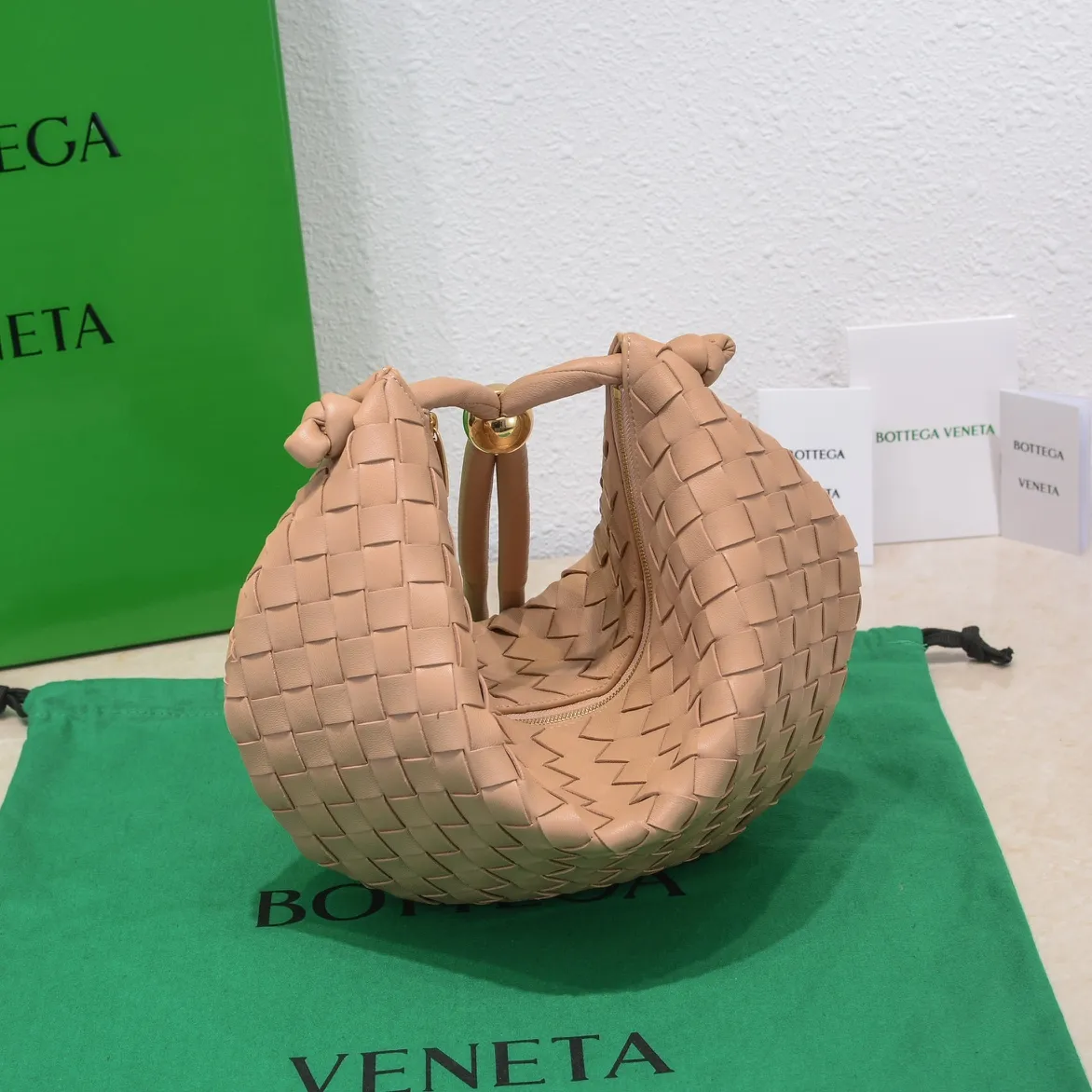 Batch 1260 BV has released a new product. TURN # Recommended new popular style is still the classic woven logo that we can recognize at a glance. It is really a unique style that is familiar and unfamiliar! Made of sheepskin woven with beautiful gold beads on the shoulder straps for free adjustment. When in use, you can switch between the shoulder and handle bag at will. It has a concave and convex shape anytime and anywhere. It is a practical king with a unique personality. With the right color combination, it can be sweet or salty. It is full of style. Summer catwalk style is beautiful. Pull it out quickly. Size: 40*3*24, model: 6699-3#